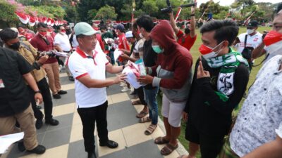 Kapolda Jatim Hadiri Gerakan Pembagian 10 Juta Bendera Merah Putih oleh Mendagri