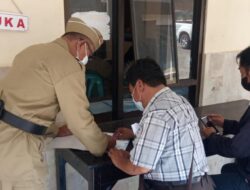 Pelayanan SKUKP Regident SIM Ditlantas Polda Jatim di Satpas Polres Bondowoso Memakai Pakaian Momentum Pejuang