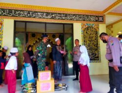 Korp Brimob Bersama Kapolsek Curahdami Memberikan Santunan ke Ponpes Yatim Aszahro Desa Locare