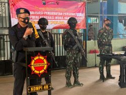Personel Batalyon B Pelopor Komsos di SMKN 6 Malang