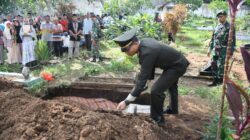 Tembakan Salvo Anggota Kodim 0822 Bondowoso Iringi Pemakaman Almarhum Sertu Dowi Babinsa Kodim 0602/Serang