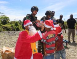 Terima Hadiah Natal Brigjen TNI Jo, Senyum Ceria Anak di Kenyam Pecah
