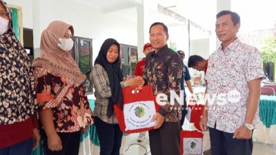 Wakil Ketua DPRD Tulungagung Ahmad Baharudin Salurkan Bansos Bagi Warga Terdampak Banjir di Desa Ngranti