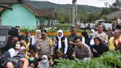 Kapolres Bondowoso Mendampingi Gubernur Jawa Timur Meninjau Lokasi Banjir di Ijen