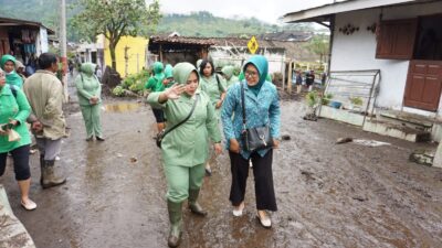 Peduli Korban Banjir di Ijen, Persit Kodim 0822 Bondowoso Salurkan Bantuan