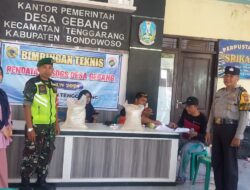 Babinsa Koramil 04 Tenggarang Bondowoso Bersama Petugas Pos Menyalurkan Bantuan Pangan BAPANAS
