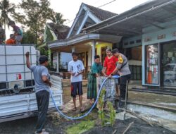 Polres Lumajang Distribusikan Air Bersih Bagi Warga Terdampak Banjir Lahar Dingin