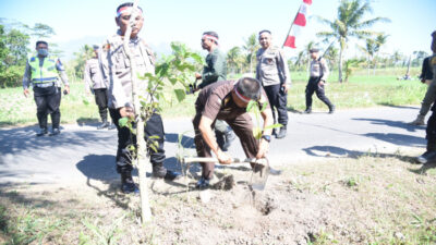 Polres Bondowoso Lestarikan Penanaman 1000 Pohon dan Penghijauan Sejak Dini