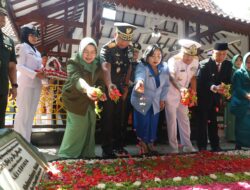 Pangdam Mayjen TNI Farid Makruf Ziarah ke Makam Presiden RI ke-4