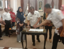 PJ. Bupati Bondowoso Bambang Soekwanto Tandatangani NPHD Bersama KPUD dan Bawaslu