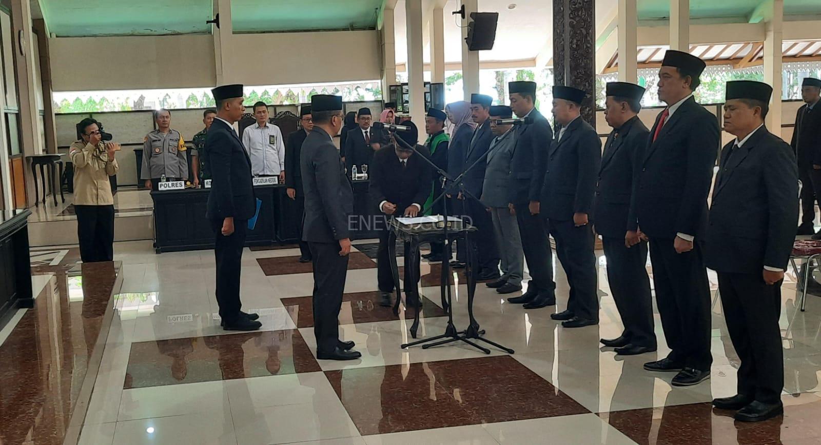 Delapan Pejabat Eselon II Saat Pengambilan Sumpah Pengembalian Jabatan (Foto : Dok/Ekojhalu)