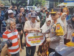 Kapolda Jatim Bersama Kepala Staf TNI AL Serahkan Bansos Warga Bawean Terdampak Gempa